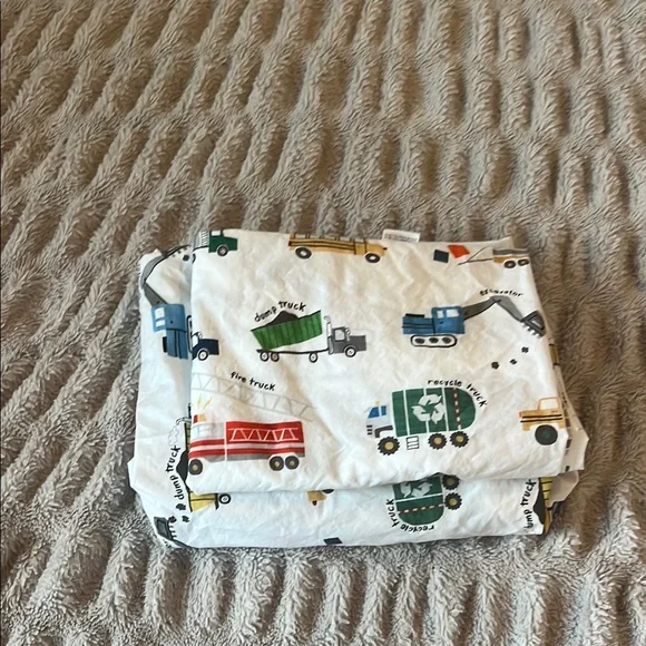 Busy Trucks Organic Cotton Toddler sheet set, flat and fitted - Picture 4 of 5